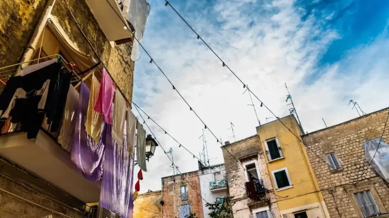 Hoy, en cosas que desconocías: Tu comunidad de vecinos puede obligarte a quitar el tendedero