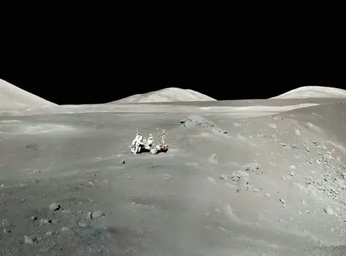Jeff Bezos apuesta por colonizar la Luna y Blue Origin abandona el turismo espacial para centrarse en esta nueva misión Jeff Bezos apuesta por colonizar la Luna y Blue Origin abandona el turismo espacial para centrarse en esta nueva misión
