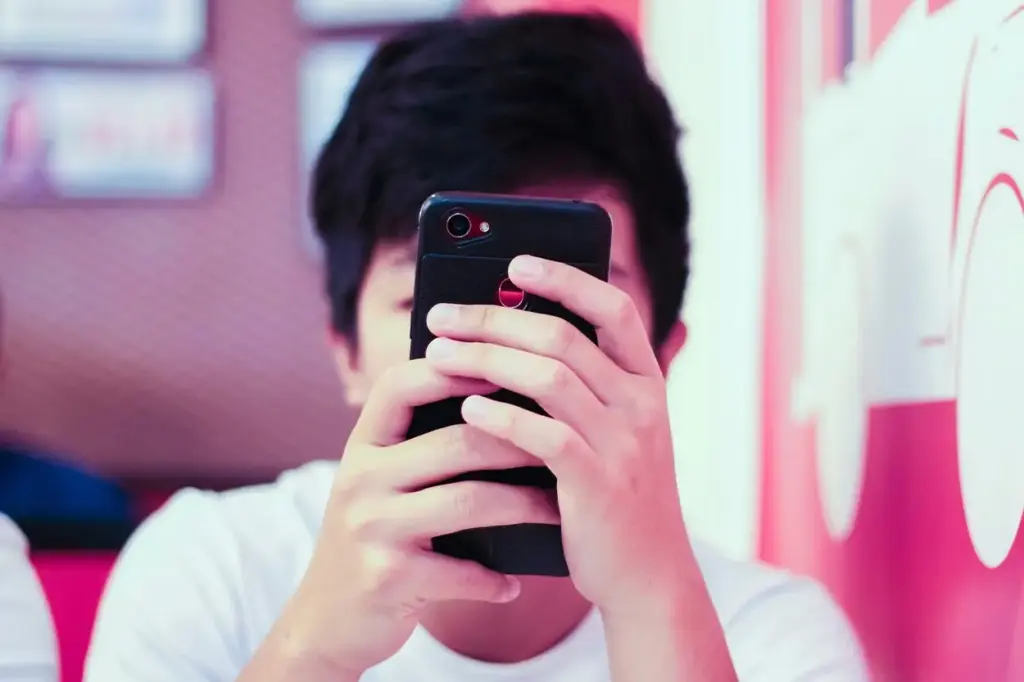 La IA conversacional abre un debate sobre su papel en el apoyo emocional y la salud mental de las nuevas generaciones