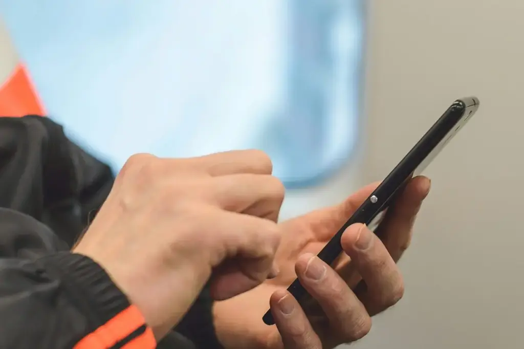 Si le tenías cierto cariño a los anuncios típicos que te salen en el móvil, la UE acaba con ellos 2 La Unión Europea pone fin a muchos de los anuncios típicos que veías en el móvil con nuevas normas de publicidad digital