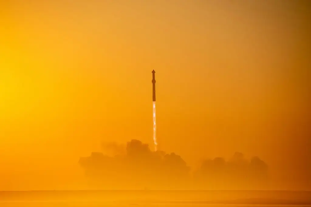 La basura espacial procedente de pruebas y explosiones de SpaceX mantiene en alerta al tráfico aéreo mundial