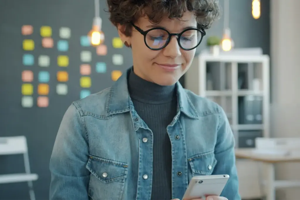 Si le tenías cierto cariño a los anuncios típicos que te salen en el móvil, la UE acaba con ellos 1 La decisión de la UE contra la publicidad invasiva en el móvil marca el final de muchos anuncios tradicionales que conocías