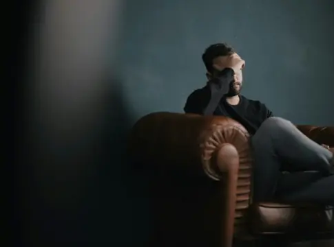 La enseñanza de Epicteto sobre la ansiedad diaria insiste en que nuestra interpretación de los hechos genera el malestar La enseñanza de Epicteto sobre la ansiedad diaria insiste en que nuestra interpretación de los hechos genera el malestar