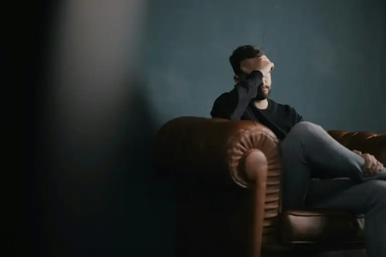 ¿Ansiedad los domingos? No es pereza, es un síntoma de burnout que debes vigilar