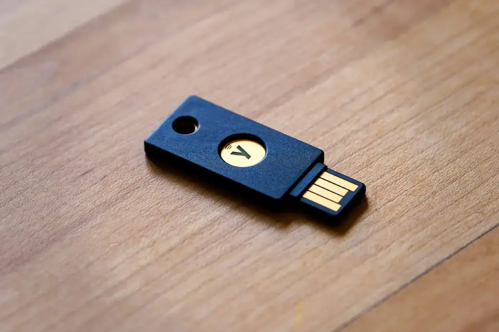 La llave de seguridad YubiKey refuerza el acceso seguro a plataformas digitales