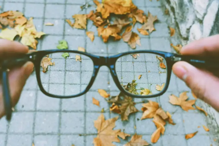 Pronto no hará falta que te acuerdes del nombre de nadie: el reconocimiento facial de las gafas Meta te lo dirá