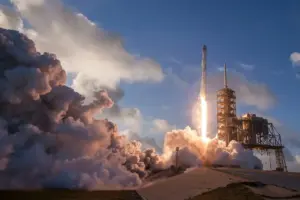 Las explosiones de SpaceX generan basura espacial que podría afectar a rutas y seguridad del tráfico aéreo
