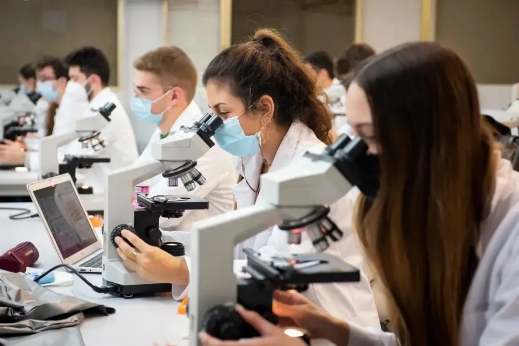 Las familias pagan más: hasta el 32 % del sistema sale del bolsillo privado