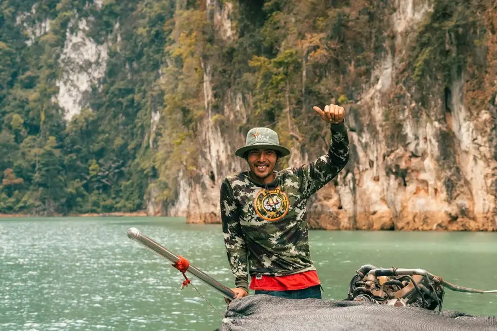 Las ideas de Zygmunt Bauman critican el intento de encontrar amor auténtico en espacios dominados por el consumo