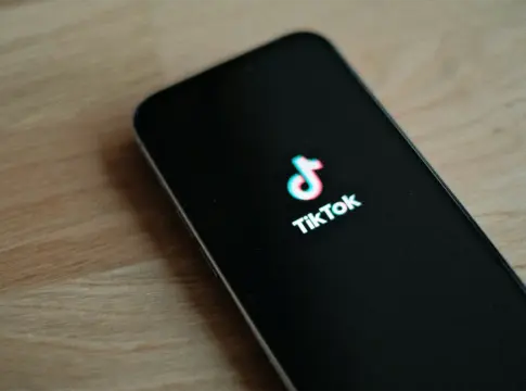 Las ofertas fraudulentas en TikTok se han convertido en un foco de robos de tarjetas bancarias entre usuarios jóvenes Las ofertas fraudulentas en TikTok se han convertido en un foco de robos de tarjetas bancarias entre usuarios jóvenes