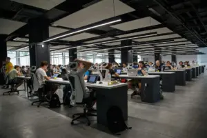 “Lo volvería a hacer”: un CEO reafirma su decisión de despedir al 80% de su plantilla por negarse a adoptar la IA