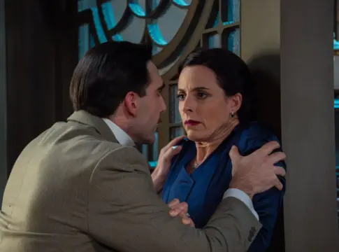 Lorenzo pierde los papeles y agrede a Margarita tras el chantaje de Leocadia en ‘La Promesa’ | Fuente: RTVE Lorenzo pierde los papeles y agrede a Margarita tras el chantaje de Leocadia en ‘La Promesa’