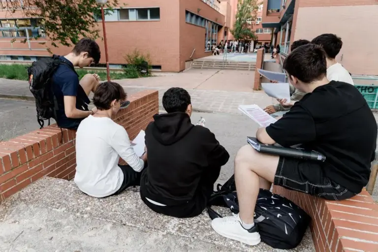La 'renuncia masculina': por qué cada vez más chicos no van a la universidad en España