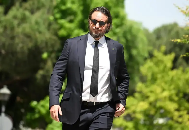 Ni pasaporte ni salida de España: La drástica decisión del juez con el sobrino de Juan Carlos I tras el escándalo de los millones emparedados