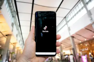 Nuevos timos en TikTok se camuflan como gangas irresistibles y terminan vaciando tarjetas bancarias