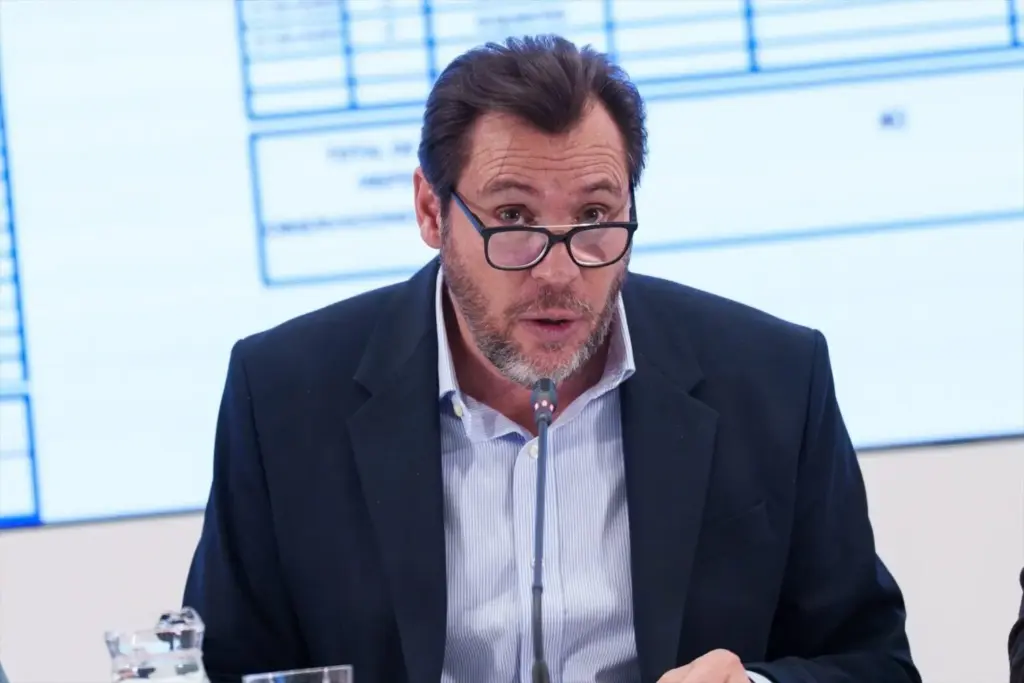 El ministro de Transportes y Movilidad Sostenible, Óscar Puente, atiende a los medios en una rueda de prensa, en la sede del Ministerio de Transportes, a 23 de enero de 2026