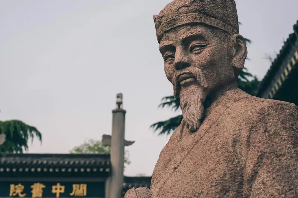 Para Confucio, la gran diferencia entre el sabio y el vulgar reside en su relación con la virtud y el conocimiento