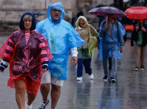 Personas con paraguas pasean en Valencia el 9 de octubre de 2025 Borrasca lluvias frío AEMET