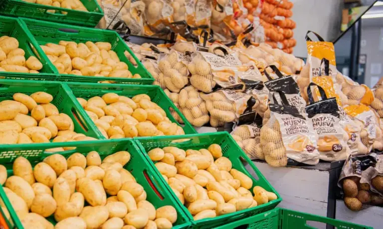 Radiografía del supermercado en febrero: las patatas cuestan un 46 % más que hace un mes y sigue el repunte de los huevos