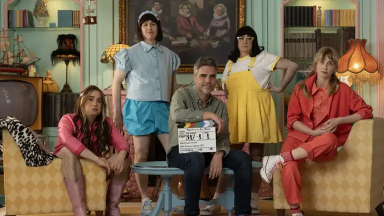 'Rafaela y su loco mundo': Tres señores de 50 años haciendo de niñas adolescentes es lo más delirante que verás en Atresplayer