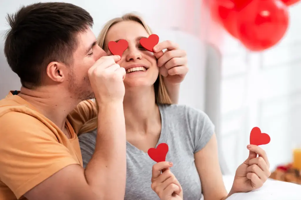 Un San Valentín de bolsillos ajustados y españoles que prefieren el móvil a sus parejas 1 Una pareja en San Valentín