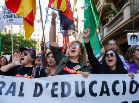 Sindicatos protestando por la precariedad de los profesores en Cataluña Sindicatos protestando por la precariedad de los profesores en Cataluña