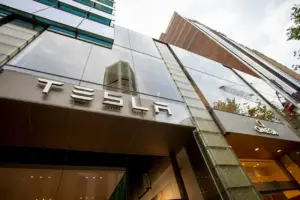 Tesla reduce su apuesta por los coches de lujo y prioriza recursos para impulsar el robot humanoide Optimus