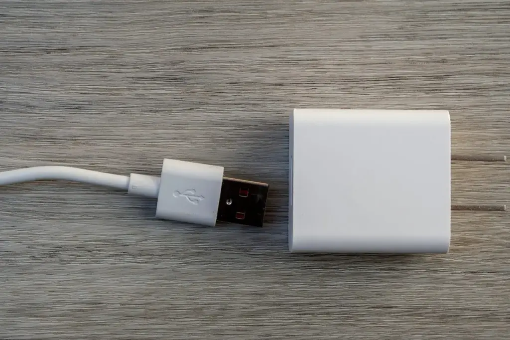 El tipo de cable USB-C que usas puede hacer estallar la batería de tu smartphone 2 Un cable USB-C inadecuado aumenta la posibilidad de que la batería de tu móvil se sobrecaliente y falle
