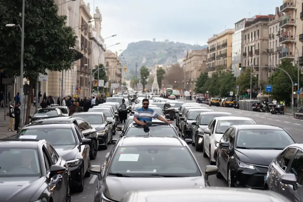 Usuarios en medio y un déficit de 4.600 vehículos