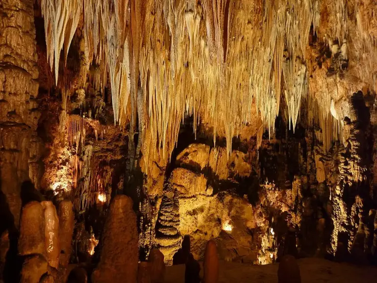 Cuevas para visitar en verano España: 10 refugios naturales que te refrescarán