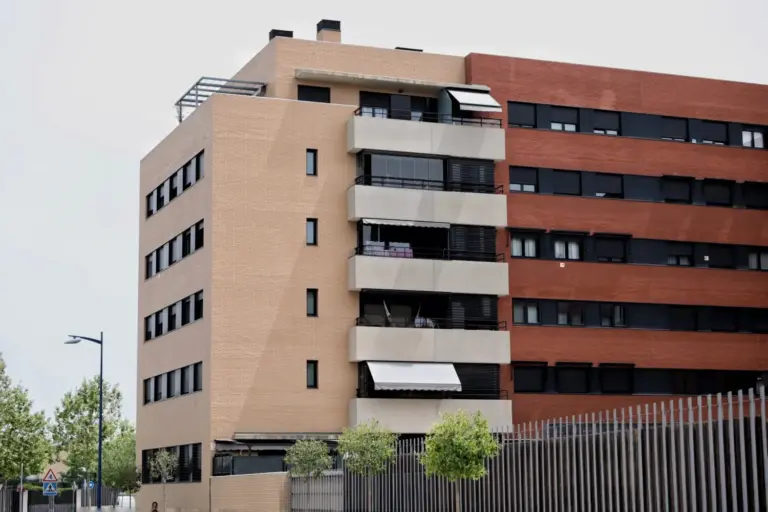 Madrid aprueba la ley de medidas urgentes para construir 18.000 viviendas protegidas
