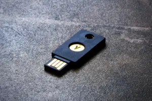 YubiKey se consolida como herramienta esencial para proteger cuentas frente a ciberataques