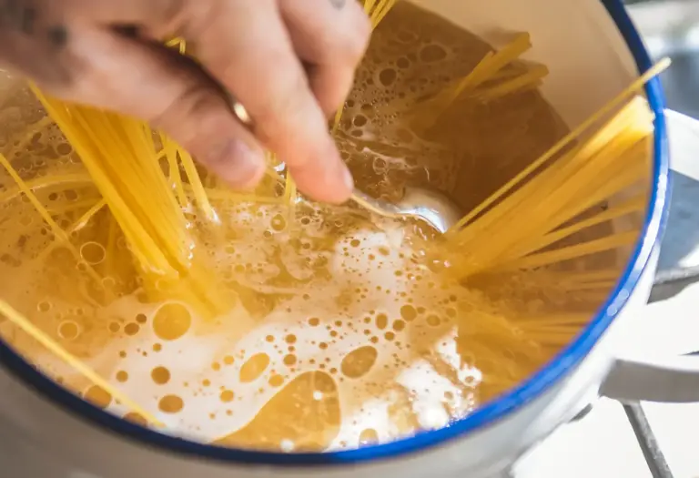 Química en la cocina: la cantidad exacta de sal por litro de agua para que la pasta sepa a algo