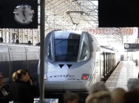 andalucía aislamiento tren reservas Semana Santa Andalucía sufre un aislamiento por tren que lastra las reservas de cara a Semana Santa