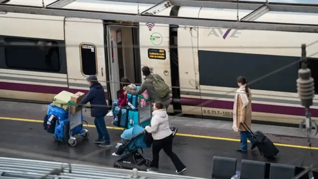 Andalucía sufre un aislamiento por tren que lastra las reservas de cara a Semana Santa 1 Andalucía sufre un aislamiento por tren que lastra las reservas de cara a Semana Santa