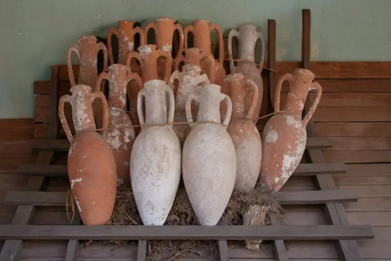 El vino romano que se endulzaba con plomo: la bebida que envenenó a toda una civilización