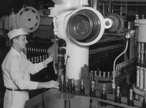 Tu refresco de naranja favorito nació porque Hitler se quedó sin Coca-Cola: el origen nazi que la marca prefiere olvidar Tu refresco de naranja favorito nació porque Hitler se quedó sin Coca-Cola: el origen nazi que la marca prefiere olvidar