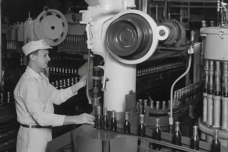 La Fanta nació porque Hitler se quedó sin Coca-Cola: el origen nazi que la marca prefiere olvidar