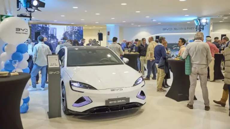 Españoles que prefieren coches chinos a las marcas de toda la vida: el fenómeno BYD y MG explica el cambio en el mercado