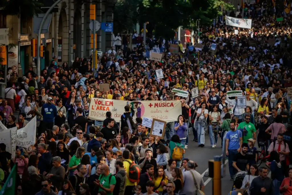Juan Carlos, profesor en Cataluña con 18 años de experiencia: "Trabajo en otro empleo para sobrevivir" 1 Manifestación multitudinaria convocada por los sindicatos de docentes contra la precariedad laboral