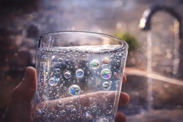 Microplásticos en microburbujas: la alerta de salud por los químicos que ingerimos al beber agua