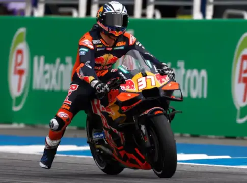 pedro acosta agresividad marquez motogp La agresividad de Pedro Acosta pone contra las cuerdas al campeón