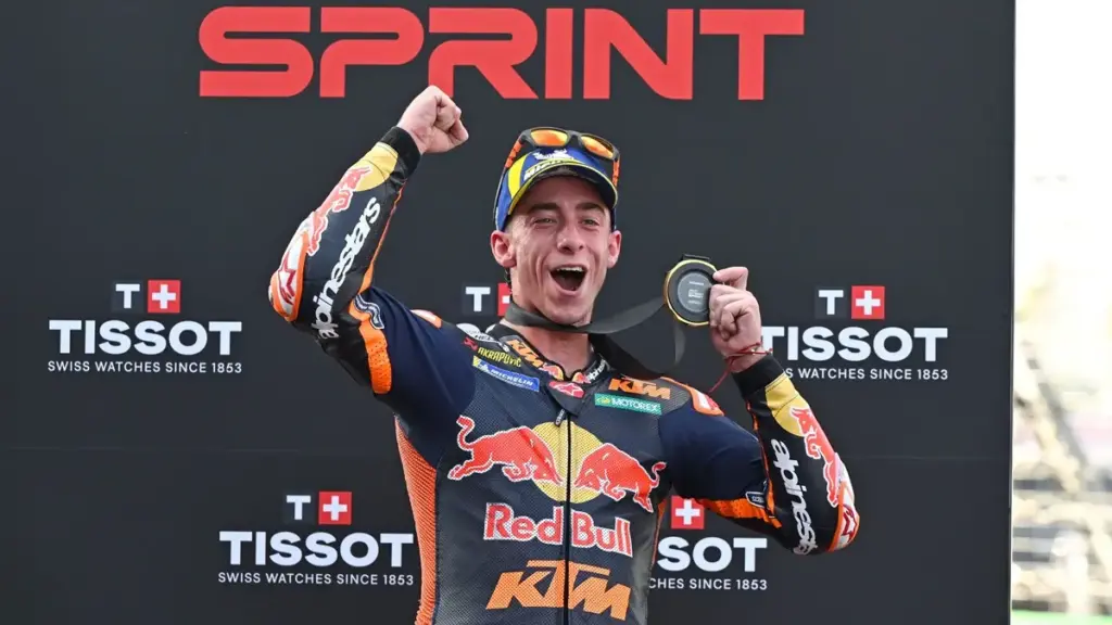 La agresividad de Pedro Acosta pone contra las cuerdas al campeón 1 La agresividad de Pedro Acosta pone contra las cuerdas al campeón