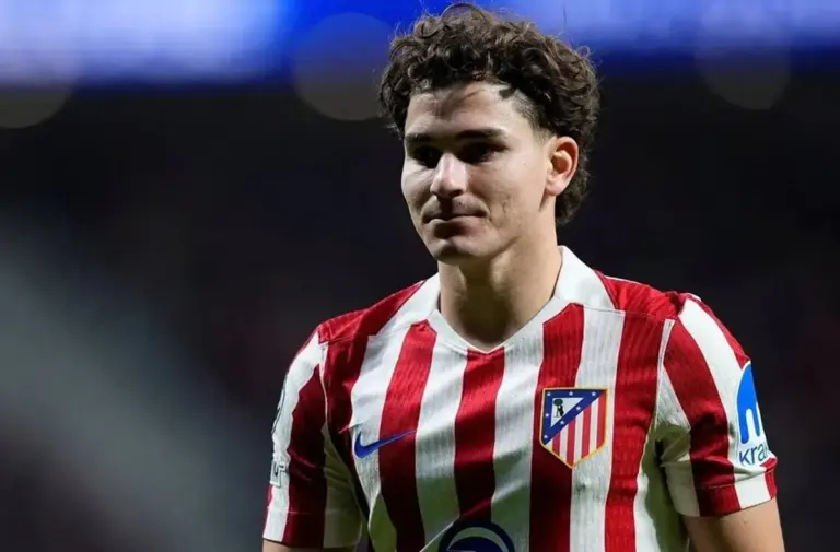 El vestuario del Barça pide a Julián Álvarez pero Flick prefiere otro perfil