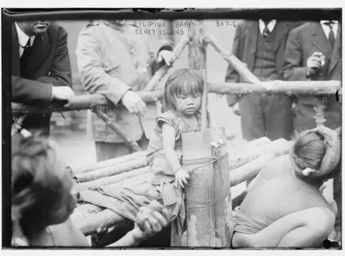 El zoológico humano que Europa quiere borrar de su historia: exhibían niños africanos como animales en 1958 El zoológico humano que Europa quiere borrar de su historia: exhibían niños africanos como animales en 1958