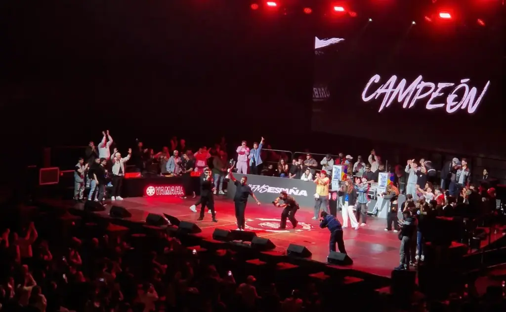 Chuty levantando la copa de FMS España