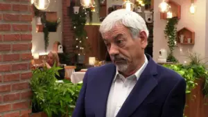 "Lo único que uso es el agua del mar": Carlos Sobera no da crédito ante el estilo de vida de un soltero en ‘First Dates’