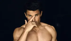 El secreto de Álex González para lucir unos abdominales de acero a los 45 años: «Evita el azúcar a toda costa»