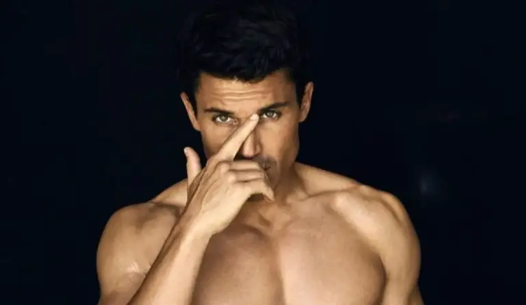 El secreto de Álex González para lucir unos abdominales de acero a los 45 años: «Evita el azúcar a toda costa»