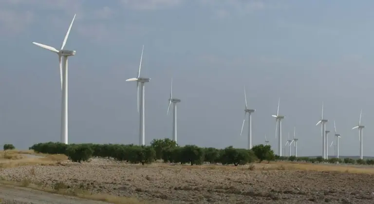 España blinda su escudo antiopas: permiso previo también para centros de datos y energía